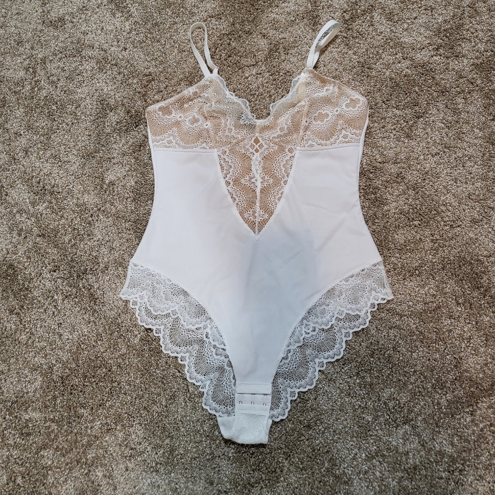 Pinsy Sculpting Lace Shapewear Bodysuit
